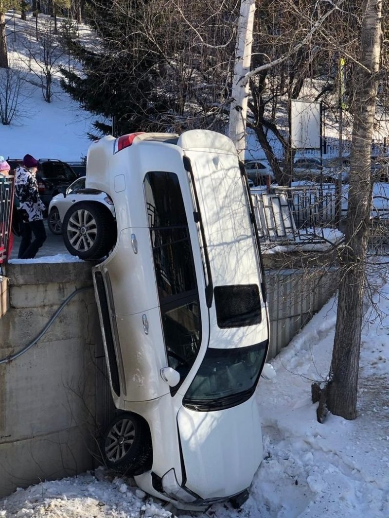 На Алтае пьяный водитель съехал с моста, пытаясь скрыться от полиции