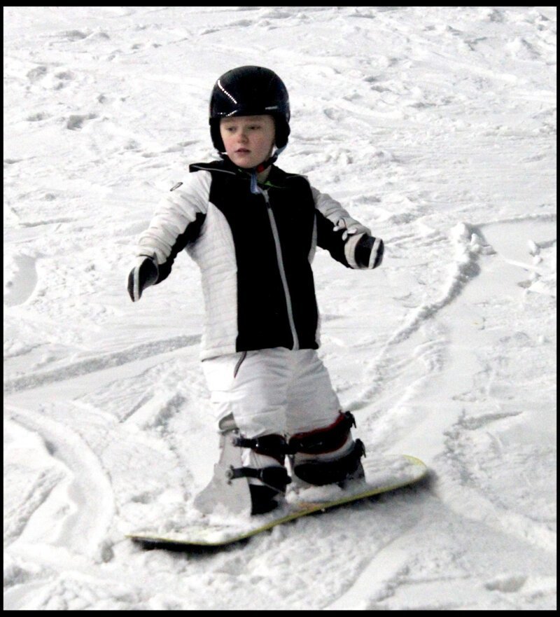 Недавно девочка встала на сноуборд 