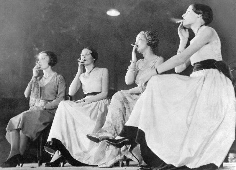 Четыре молодые женщины во время конкурса «Самый элегантный метод курения» в Париже. 1932 год.