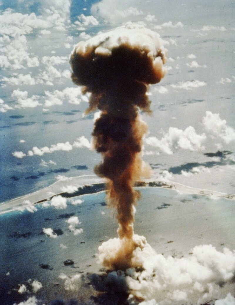 Аэрофотоснимок грибовидного облака от атомной бомбы Able. Атолл Бикини в Тихом океане. 1 июля 1946 года.