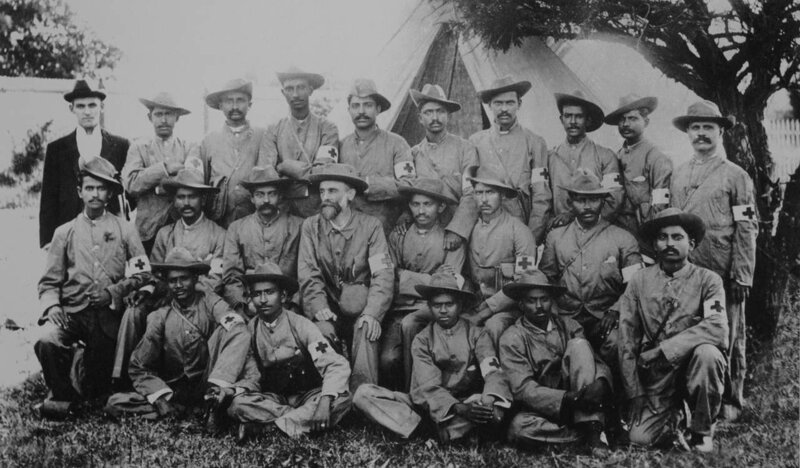 Молодой Ганди во время англо-бурской войны в ЮАР в составе индийского корпуса скорой помощи - пятый слева, средний ряд. Приблизительно 1900 год. 
