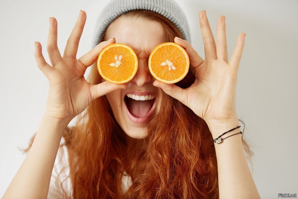 Мандарин на ночь при похудении можно ли. Девушка с апельсинами. Фотосессия с апельсинами. Девушка с апельсинами на глазах. Рыжая девушка с апельсином.