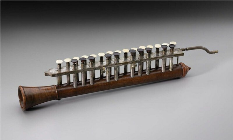 Это особый вид губной гармони, старинный инструмент Harmonicor Accordina   