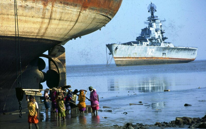 ПКР проекта 1123 "Ленинград" перед разделкой на металлолом в городе Аланг. Индия, 1995-й год.