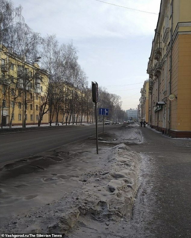 Зеленый и черный снег в городах России "подпортил" рейтинг Путину