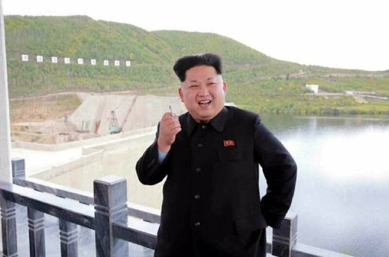 Журналисты засняли курящего на перроне Ким Чен Ына