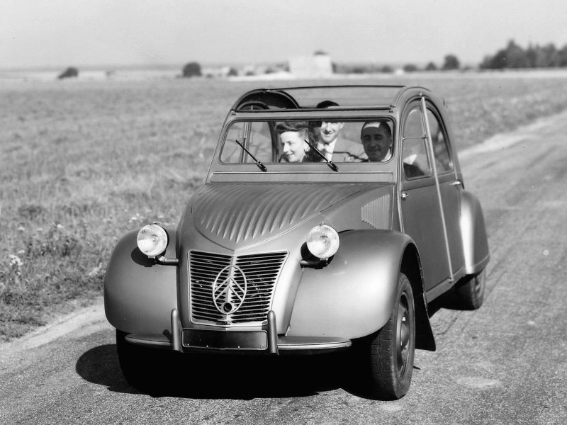 Вот в таком виде серийный 2CV предстал в Париже в 1948-м