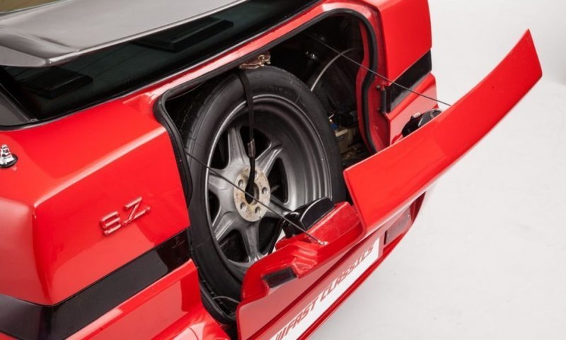 Кто-нибудь знает где запасное колесо у Alfa Romeo SZ?