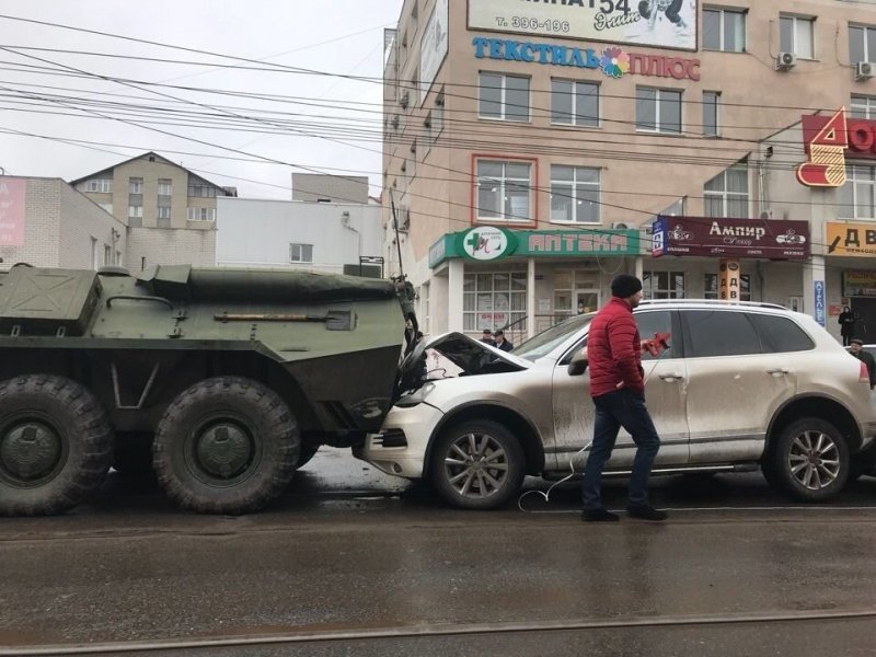 Массовое ДТП в центре Курска: БТР "впечатал" четыре машины в другой БТР