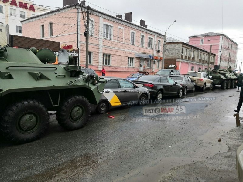 Массовое ДТП в центре Курска: БТР "впечатал" четыре машины в другой БТР