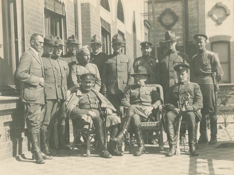 Владивосток. Атаман Семёнов (крайний слева в кресле).