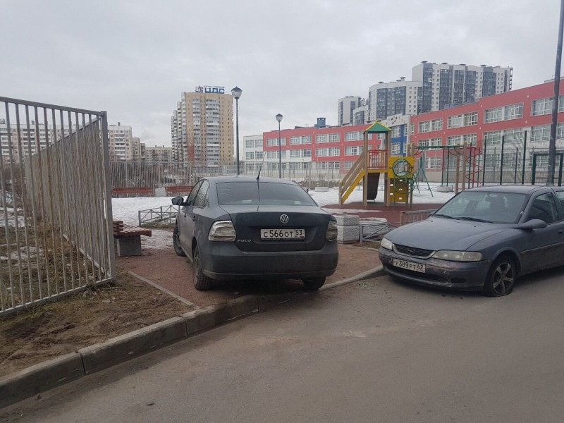 В Петербурге жители воспитали невежливого парковщика