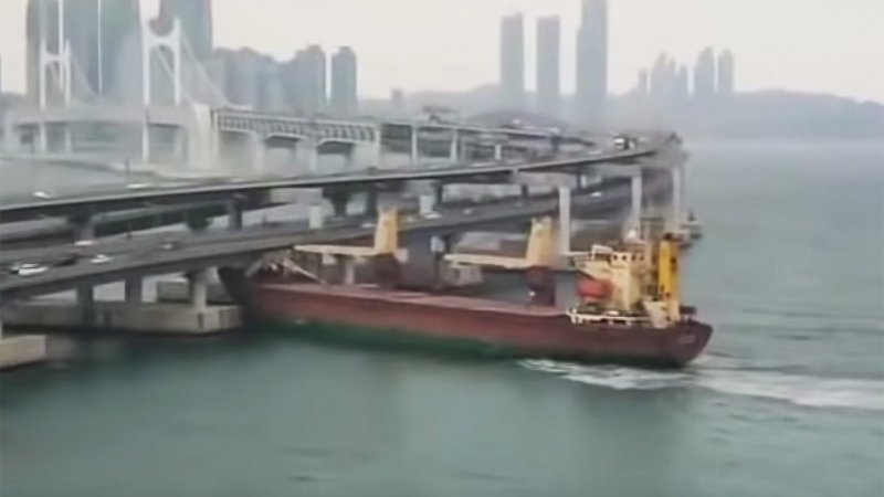 В Южной Корее российский сухогруз с пьяным капитаном врезался в мост