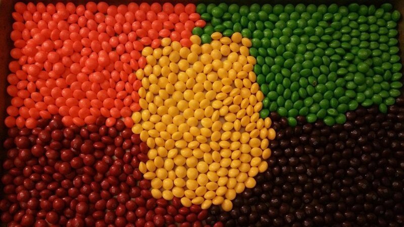 1. «Мне было так скучно, что я разложил большую пачку Skittles по цветам»