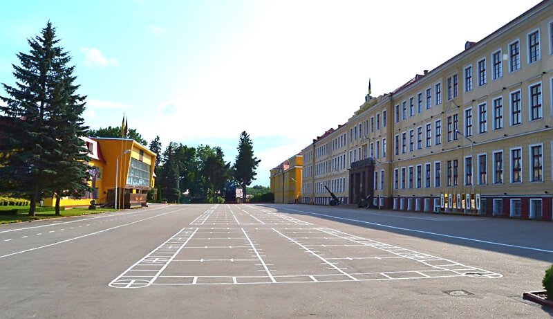 И в завершении — плац моей альма-матер Львовского высшего военно-политического училища.