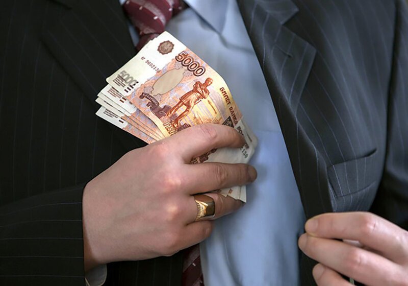 В Саратове задержали чиновника, проглотившего рекордную взятку размером в 30 млн рублей