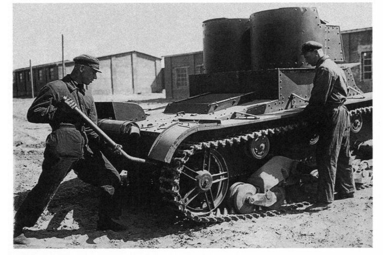 На фото – ремонт Т-26. Обратите внимание на размеры танка и стоящего рядом танкиста (при среднем росте советского танкиста порядка 160см).