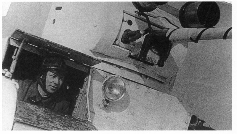 На фото – Т-26 выпуска 1935 года. Хорошо видно крепление фар боевого света.