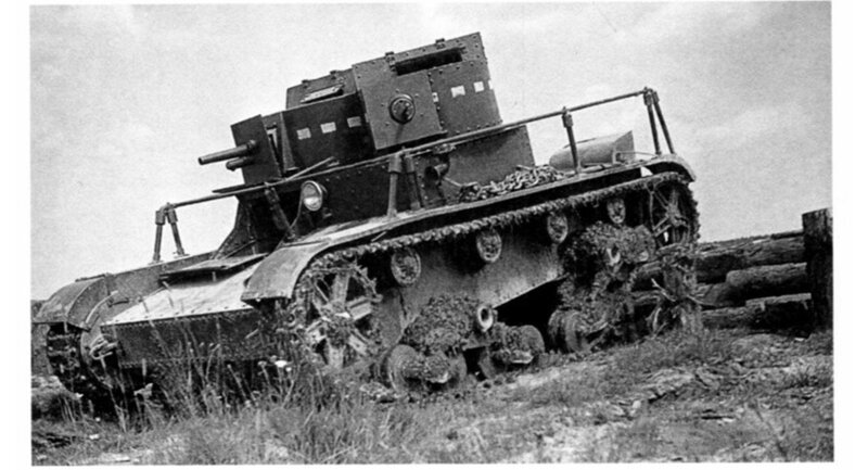 На фото – опытный Т-26 с рацией № 7 (1933г.)