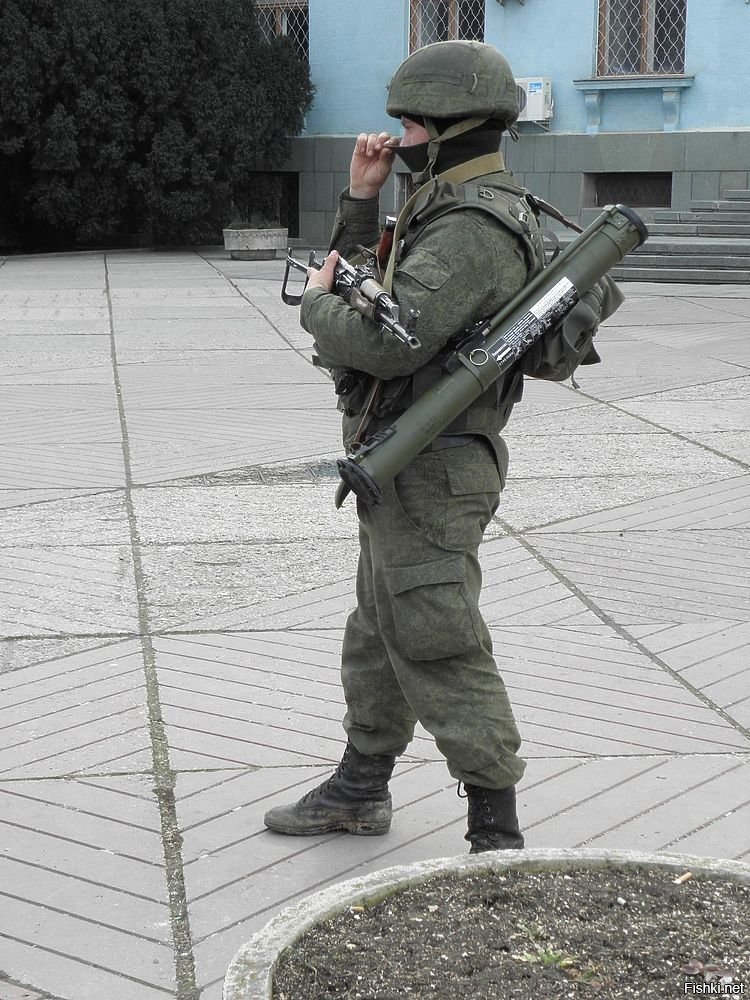 Вежливый солдат. Вежливые люди. Спецназ в Крыму 2014. Солдаты без опознавательных знаков.