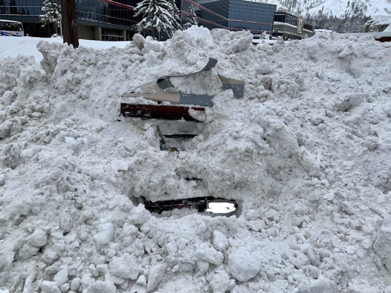 Водитель снегоуборщика наткнулся на машину в сугробе, в салоне которой была живая женщина