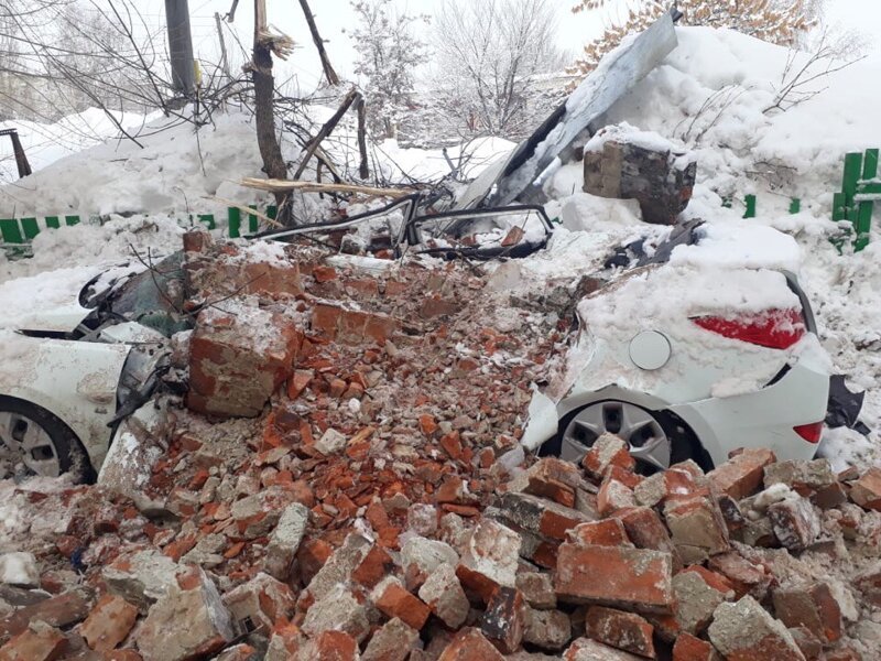 Снежные страдания: рухнувший дымоход раздавил авто мужа судьи