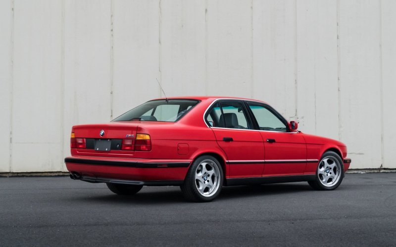 Ухоженный и недешевый BMW M5 1991 года красного цвета