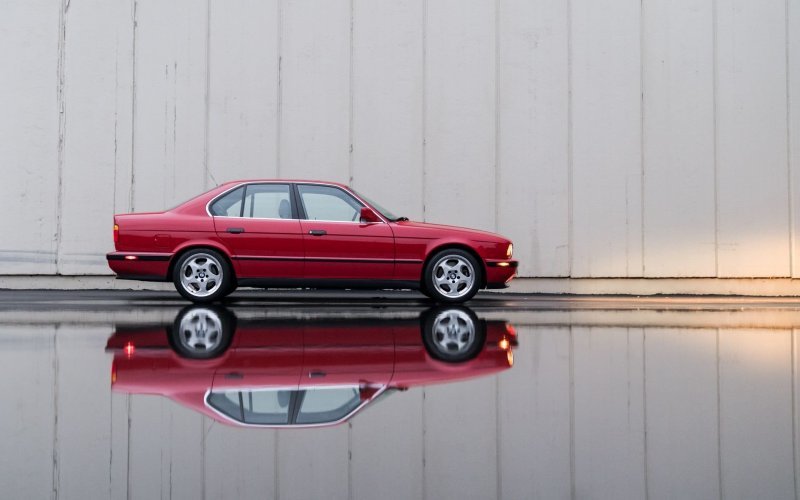 Ухоженный и недешевый BMW M5 1991 года красного цвета