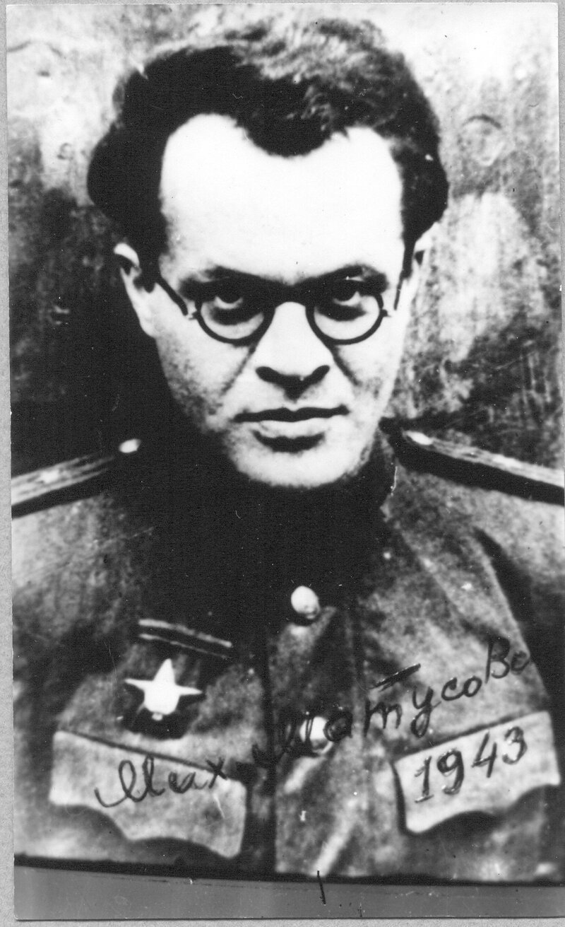 М. Матусовский в 1943 году в должности военного корреспондента