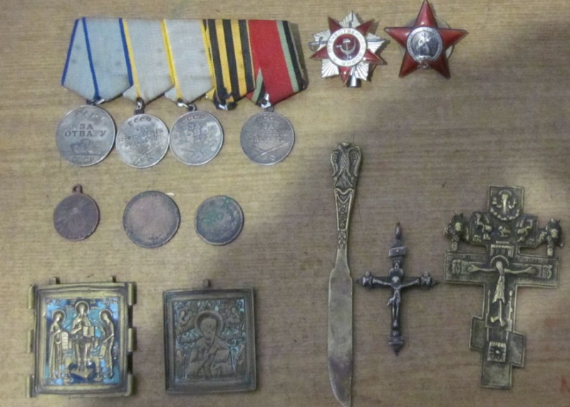 У россиянина на границе изъяли военные награды, старинные монеты и церковную утварь при попытке вывоза