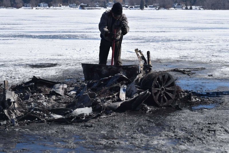 На замерзшем озере в США таинственным образом сгорел электромобиль Tesla