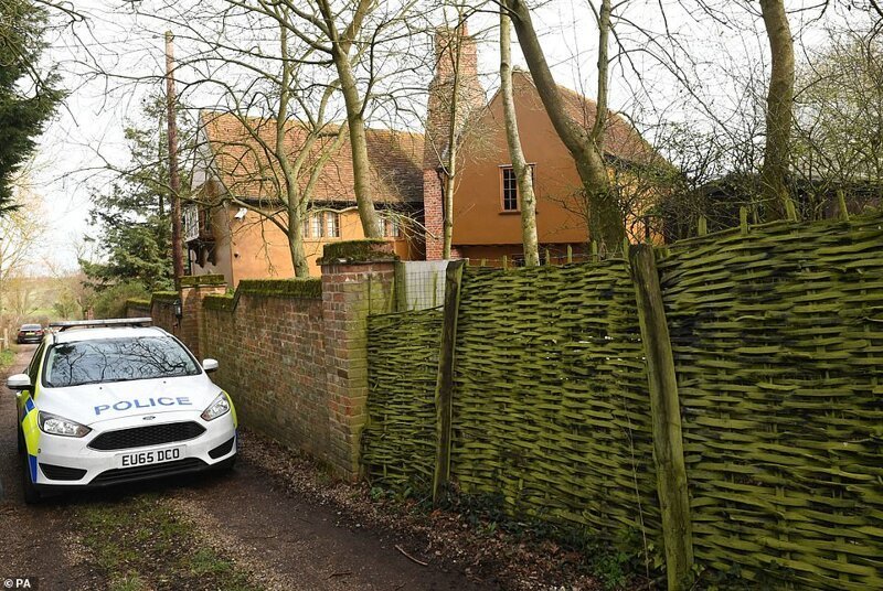 49-летний музыкант был найден мертвым в своем загородном доме в Англии около 8 утра в понедельник, 4 марта