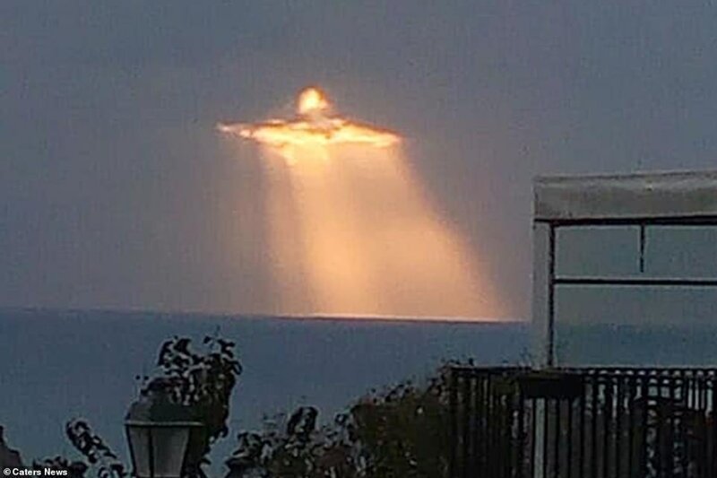 Иисус, ты ли это? Над итальянским небом заметили необычное свечение