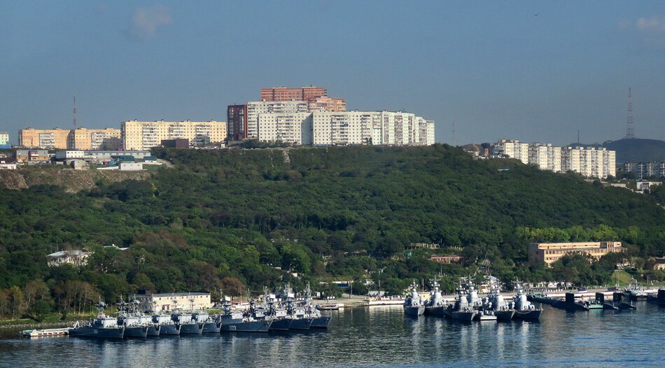 Владивосток тихоокеанская. Район Варяг Владивосток. Владивосток корабли. Владивосток карьер Варяг. Владивосток часть 40128г.