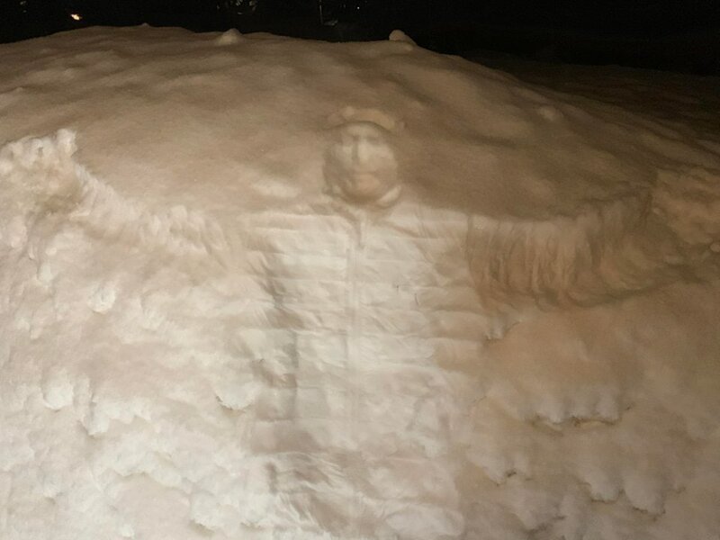 16. «Мой муж оставил отпечаток своего лица в снегу»