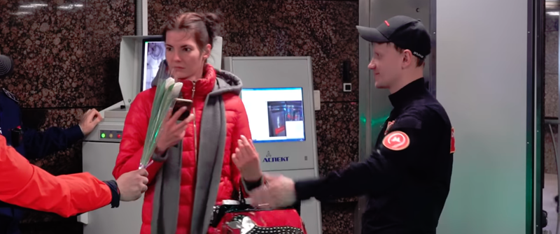 "На вас сработала рамочка!": сотрудники метрополитена поздравили девушек с 8 марта