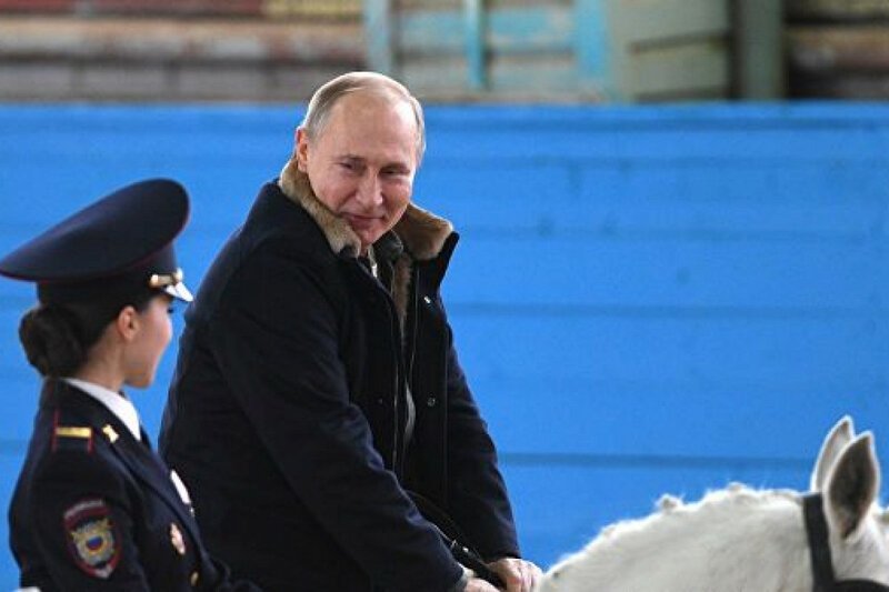 Путин поздравил женщин с праздником и рассказал о том, как сохранить фигуру