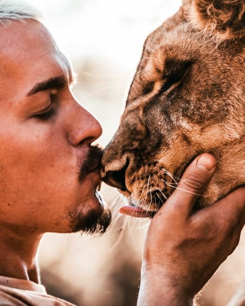 Парень из Швейцарии оставил престижную работу и переехал в Африку для спасения покалеченных животных