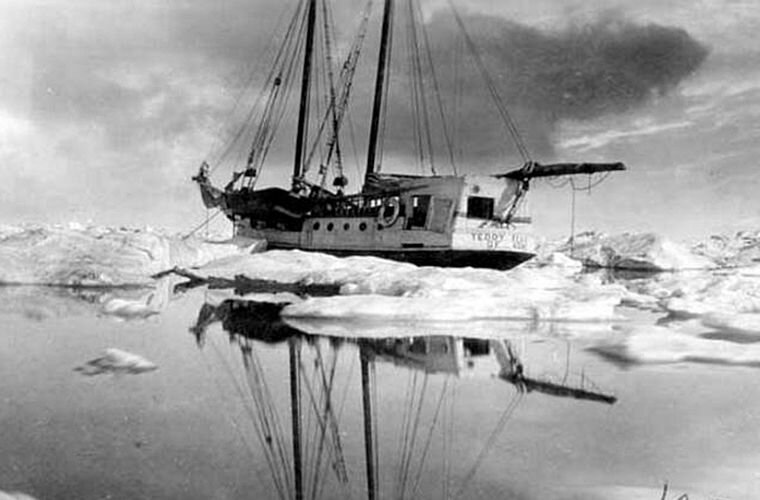 Шхуна «Teddy Bear», которую Стефанссон нанял в качестве судна снабжения, оказалась заблокированной льдами у острова Врангеля