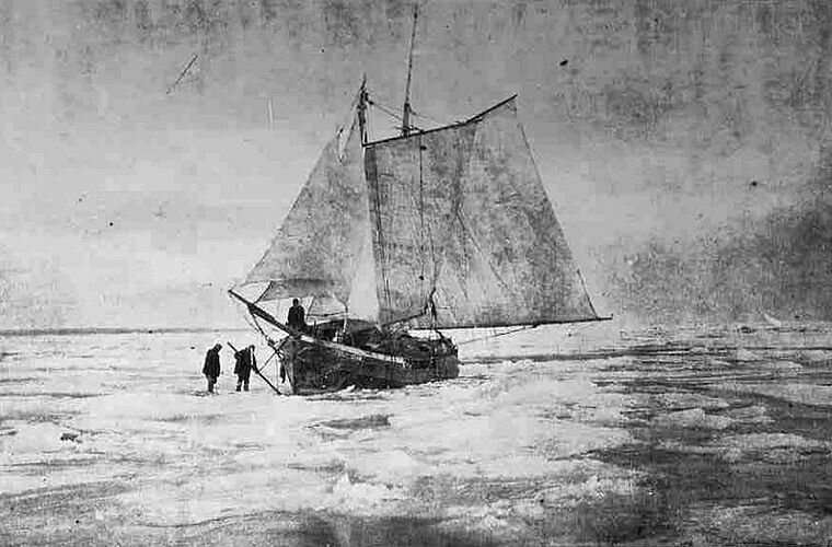 Попытка высвободить судно изо льда
