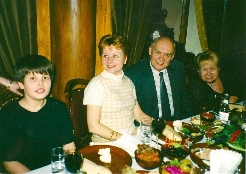 Мое фото:-внук Юра, дочь Лена, Николай Добронравов, Александра Пахмутова в ресторане "КнязЪ Багратионъ"