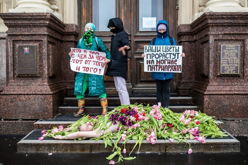 Питерские феминистки «похоронили» мужчину в цветах