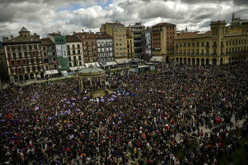 4. Люди на площади Плаза-дель-Кастильо во время Международного женского дня в Памплоне, на севере Испании