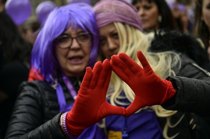 6. Демонстрантки надели перчатки, символ борьбы с мужским насилием. Памплона, северная Испания