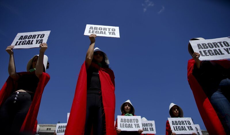 7. Активистки, одетые как персонажи сериала "Рассказ служанки", держат плакаты "Легализуйте аборт сейчас". Буэнос-Айрес (Аргентина)