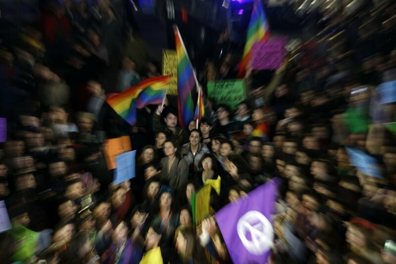 25. Протестующие в Турции на главной торговой улице Стамбула - Истикляль