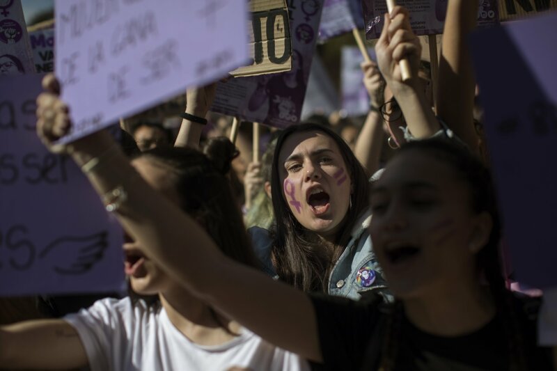 5. Женщины выкрикивают лозунги. Барселона, Испания, 8 марта 2019 года