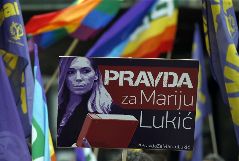 18. Женщина держит плакат с надписью: "Справедливость для Марии Лукич" во время марша по случаю Международного женского дня в Белграде, Сербия