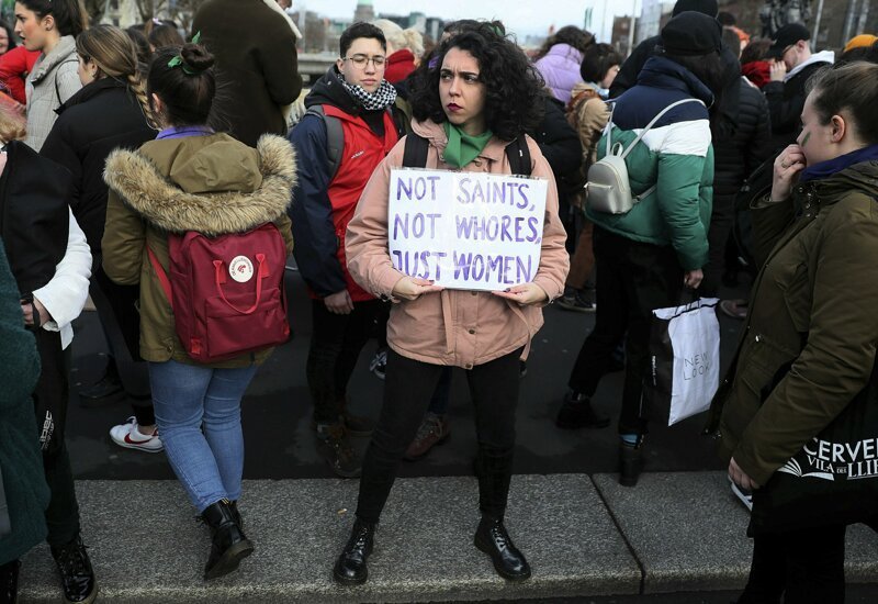 24. На плакате написано: "Не святые. Не грешницы. Просто женщины". Дублин, Ирландия, 8 марта 2019 года