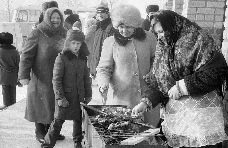 Женщины готовят шашлык